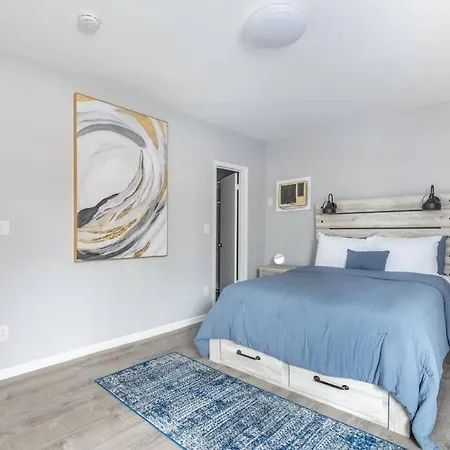 Sleek 1 Bedroom Apartment Plus Balcony 30 Mins To Nyc